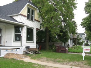 neighboring house of 719 N Broadway